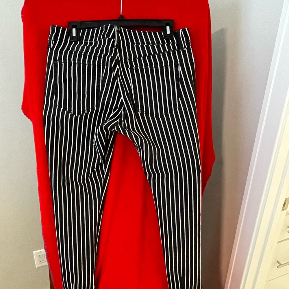 Brand: Ralph Lauren.                            Size: 8 (Black and White)